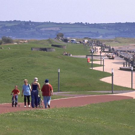 Modern 1 Bed Apartment Next To Beach And Golf Course Llanelli Exteriör bild