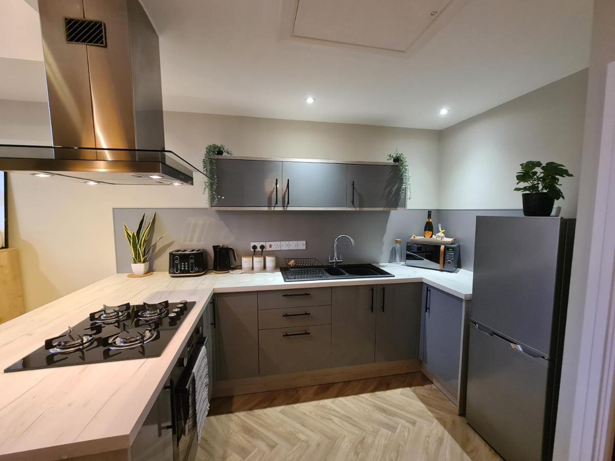 Modern 1 Bed Apartment Next To Beach And Golf Course Llanelli Exteriör bild