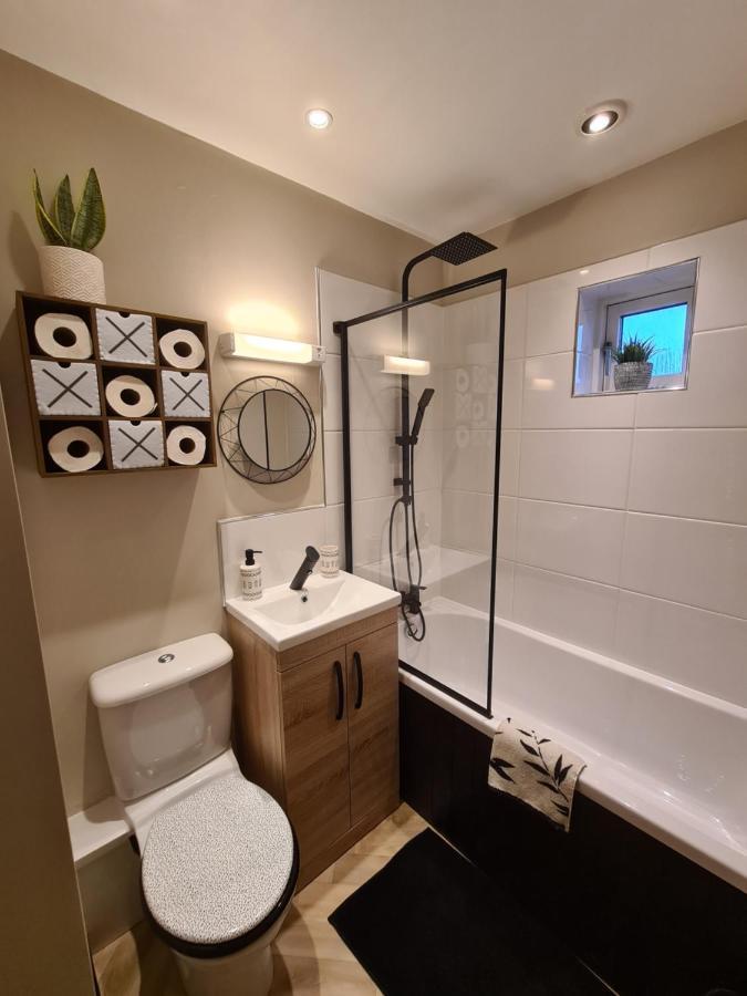 Modern 1 Bed Apartment Next To Beach And Golf Course Llanelli Exteriör bild