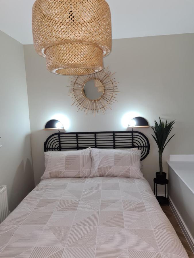 Modern 1 Bed Apartment Next To Beach And Golf Course Llanelli Exteriör bild