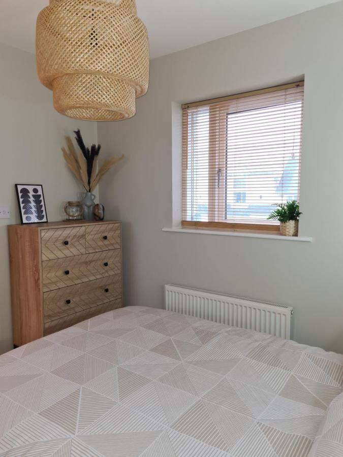 Modern 1 Bed Apartment Next To Beach And Golf Course Llanelli Exteriör bild