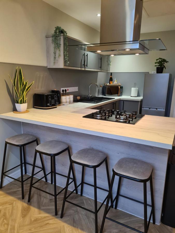 Modern 1 Bed Apartment Next To Beach And Golf Course Llanelli Exteriör bild