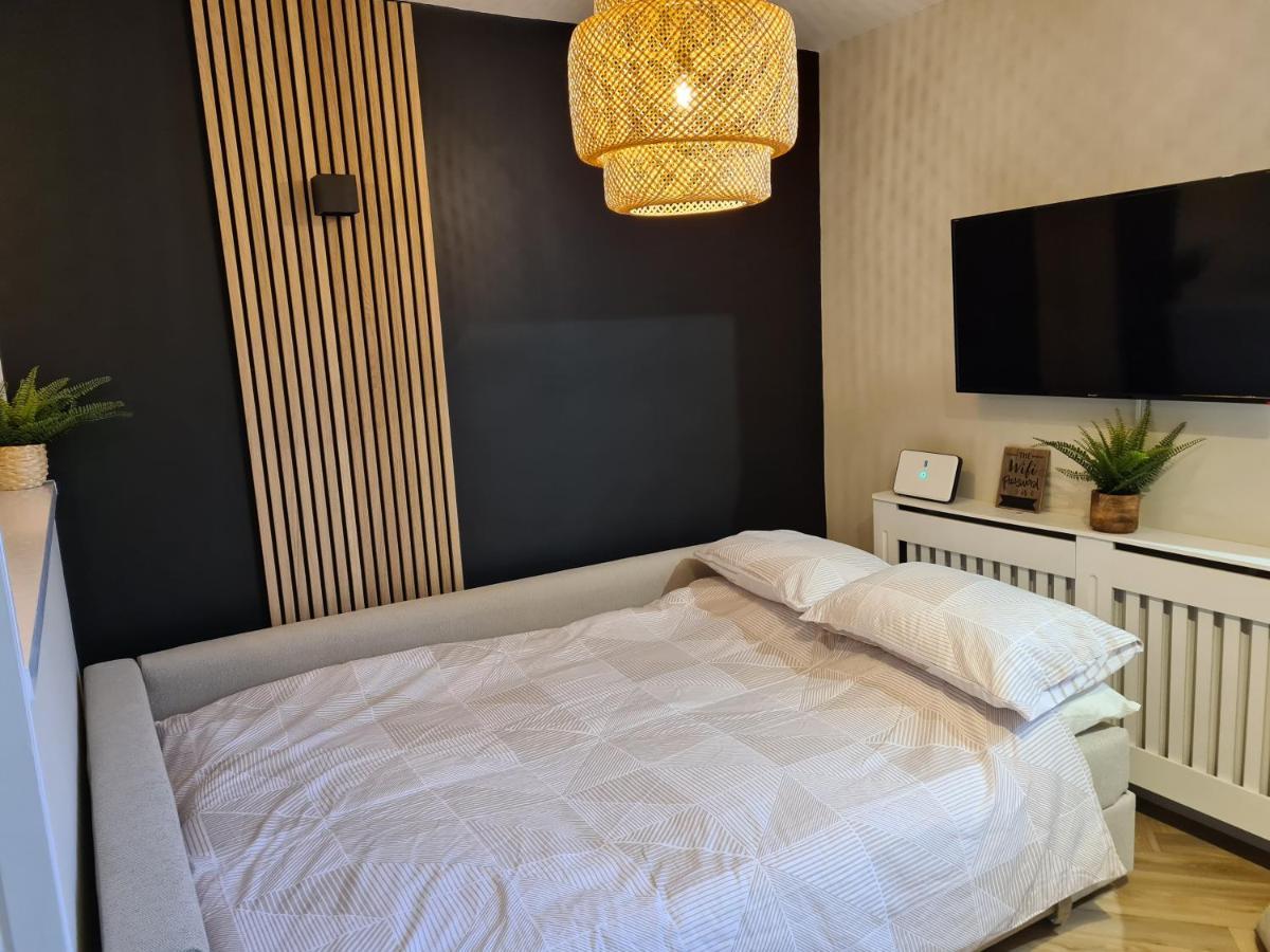 Modern 1 Bed Apartment Next To Beach And Golf Course Llanelli Exteriör bild