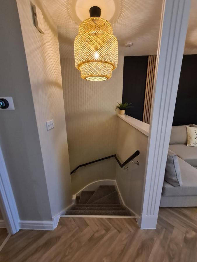 Modern 1 Bed Apartment Next To Beach And Golf Course Llanelli Exteriör bild