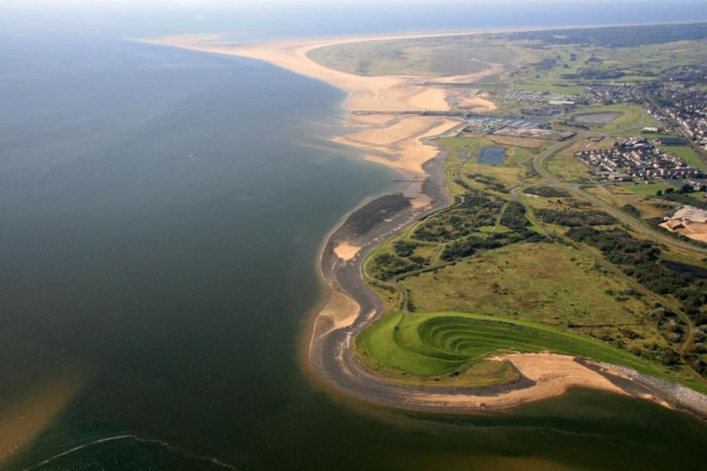 Modern 1 Bed Apartment Next To Beach And Golf Course Llanelli Exteriör bild