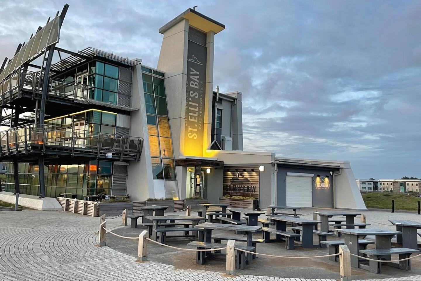 Modern 1 Bed Apartment Next To Beach And Golf Course Llanelli Exteriör bild