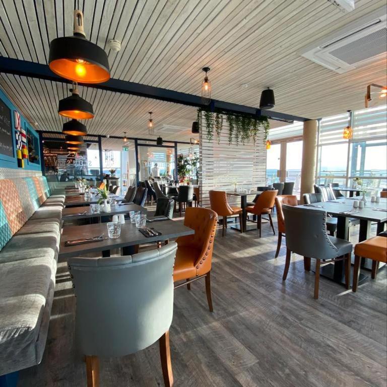 Modern 1 Bed Apartment Next To Beach And Golf Course Llanelli Exteriör bild